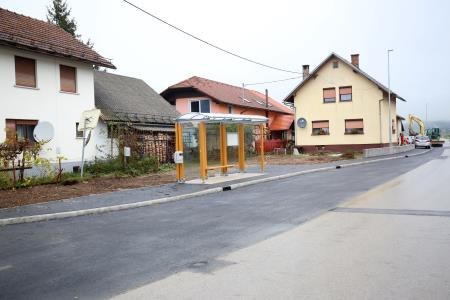DOLENJE JEZERO NOVO AVTOBUSNO POSTAJALIŠČE 10 FOTO LJUBO VUKELIČ